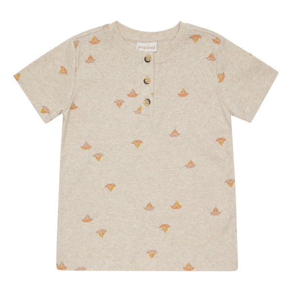 Popirol Poaki T-shirt i beige melange med multifarvet bådprint. T-shirten har korte ærmer og knaplukning fortil.
