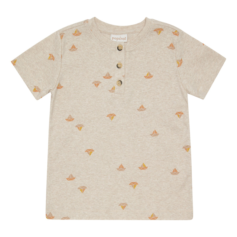 Popirol Poaki T-shirt i beige melange med multifarvet bådprint. T-shirten har korte ærmer og knaplukning fortil.