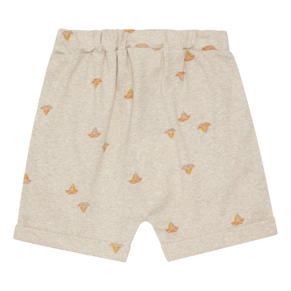 Popirol Ponel shorts i beige melange med multifarvet bådprint. Shortsen har bindebånd og lommer.