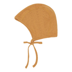 Popirol Nira baby hjelm i økologisk bomuld. Hjelmen er brun og har hulmønster samt bindebånd.
